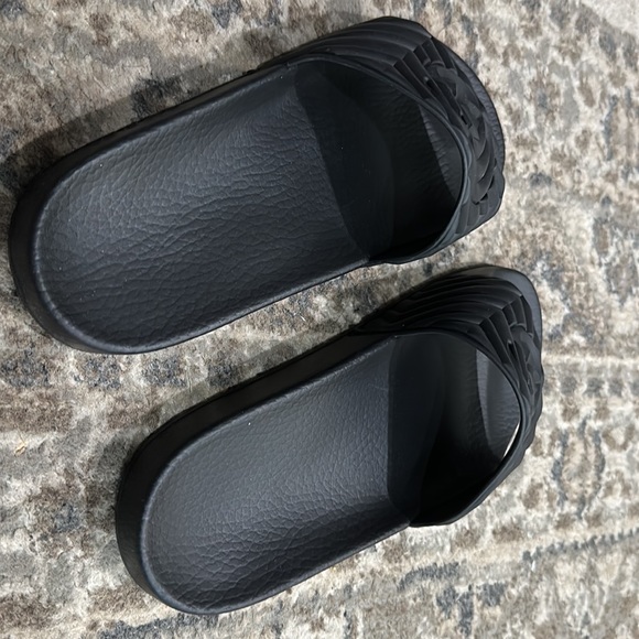 Gucci
Matelassé Slide Sandal. Worn twice. Unisex - Picture 3 of 5